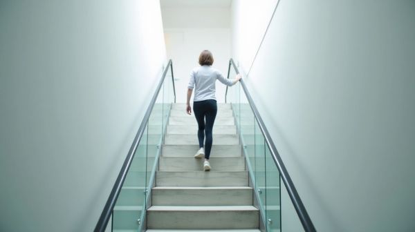 Comment choisir un monte-escalier droit : guide complet pour une accessibilité réussie