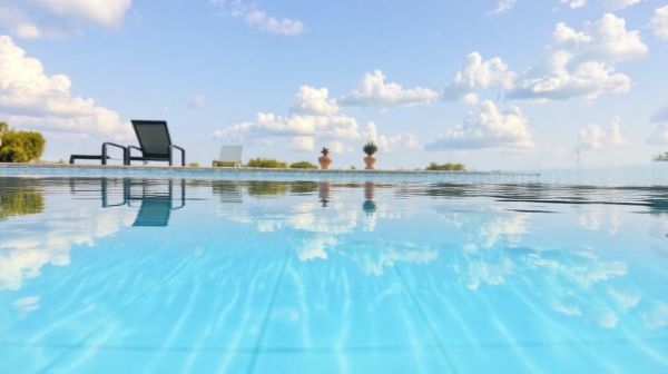 Top astuces pour lutter contre l'eau verte de votre piscine