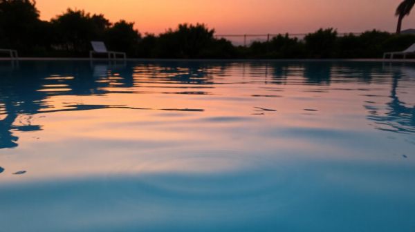 Top astuces pour lutter contre l'eau verte de votre piscine